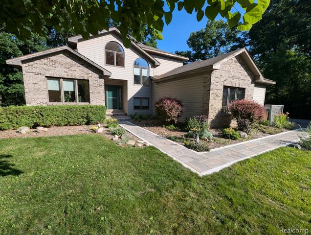 front view picture of 950 Lake Dr, Oxford, MI. 48371