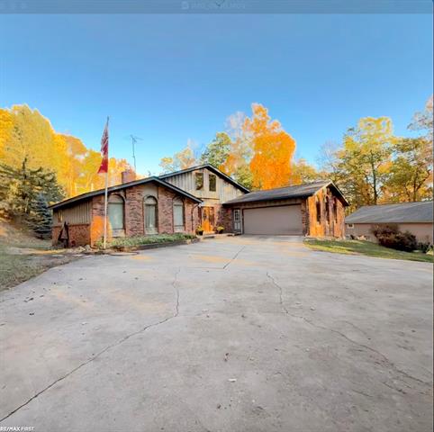 front view picture of 1185 Barr Rd, Oxford, MI. 48370