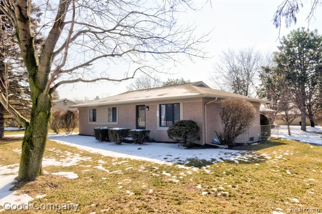 front view picture of 381 W Drahner Rd, Oxford, MI. 48371