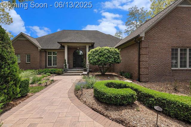 front view picture of 1200 Iroquois Trl, Oxford, MI. 48371