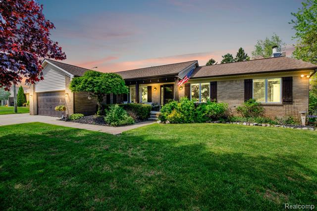 front view picture of 1252 Beemer Ct, Oxford, MI. 48371