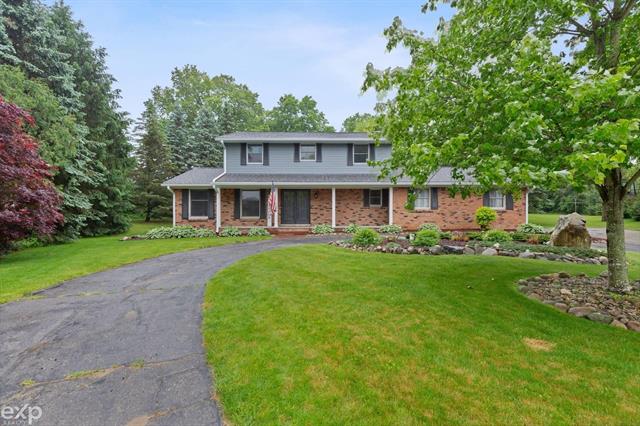 front view picture of 675 Drahner Cir, Oxford, MI. 48371
