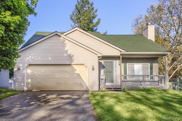 front view picture of 883 Inverness Dr, Oxford, MI. 48371