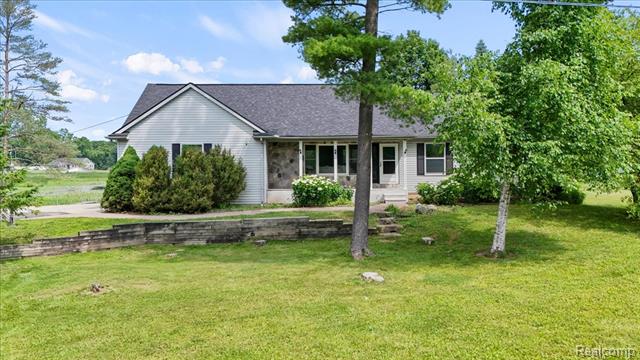 front view picture of 145 Huff Lake Ct, Ortonville, MI. 48462