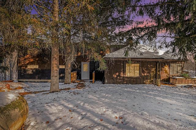 front view picture of 14325 E Lakeshore Dr, Holly, MI. 48442