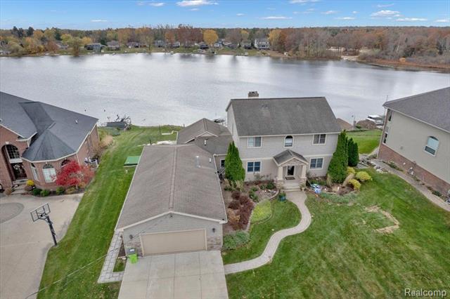 front view picture of 1611 Harwood Dr, Oxford, MI. 48371