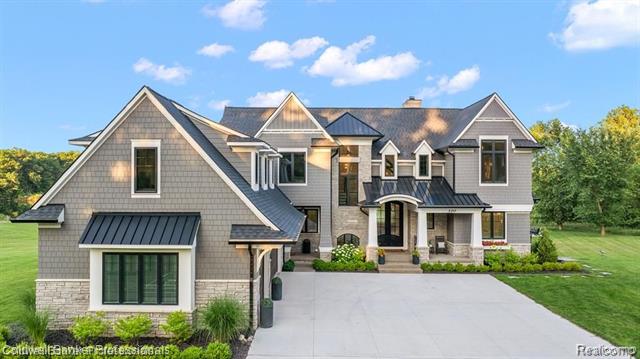 front view picture of 300 S Coats Rd, Oxford, MI. 48371