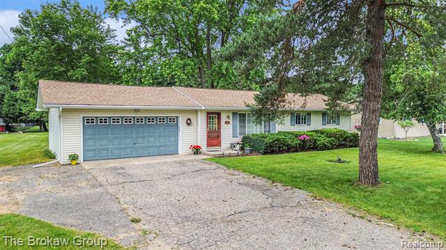 front view picture of 316 Spezia Dr, Oxford, MI. 48371