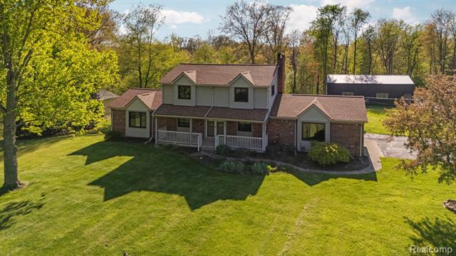 front view picture of 14160 Iroquois Woods Dr, Fenton, MI. 48430