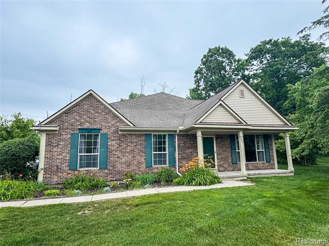 front view picture of 4023 Stonebridge Dr, Holly, MI. 48442