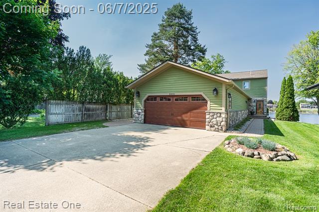 front view picture of 2200 Fernlock Dr, Oxford, MI. 48371