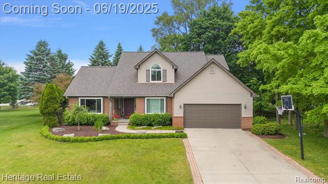 front view picture of 624 Glenmoor Dr, Oxford, MI. 48371