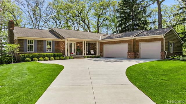front view picture of 305 Lakes Edge Dr, Oxford, MI. 48371