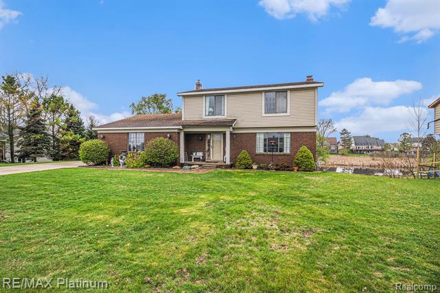 front view picture of 92 Brookfield Dr, Oxford, MI. 48371