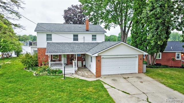 front view picture of 1962 Lake Pointe Dr, Ortonville, MI. 48462