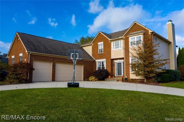 front view picture of 707 Bay Pointe Dr, Oxford, MI. 48371
