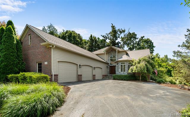 front view picture of 2300 High Meadows Dr, Ortonville, MI. 48462