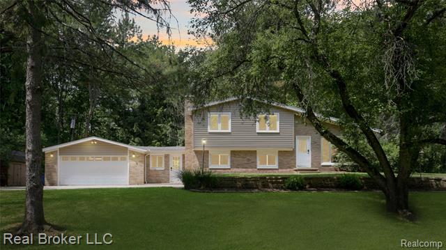 front view picture of 1620 Perry Lake Rd, Ortonville, MI. 48462