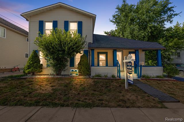 front view picture of 15 Center St, Oxford, MI. 48371