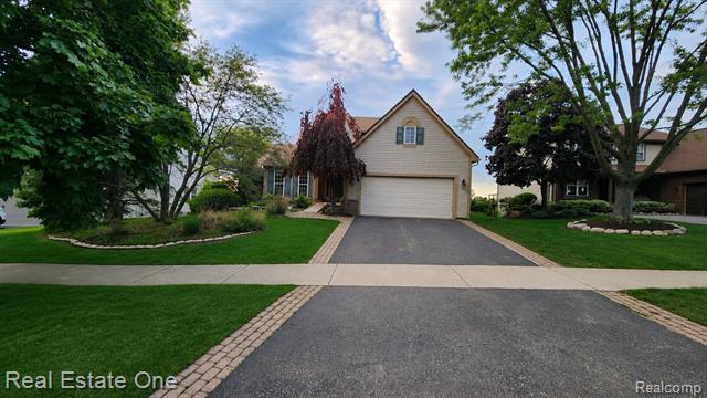 front view picture of 510 Boulder Lake Dr, Oxford, MI. 48371
