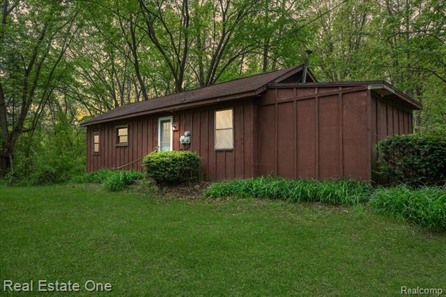 front view picture of 2878 Perry Lake Rd, Ortonville, MI. 48462