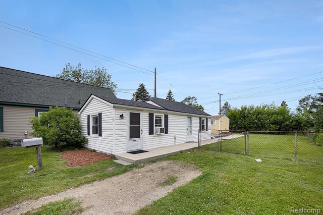 front view picture of 39 1St St, Oxford, MI. 48371