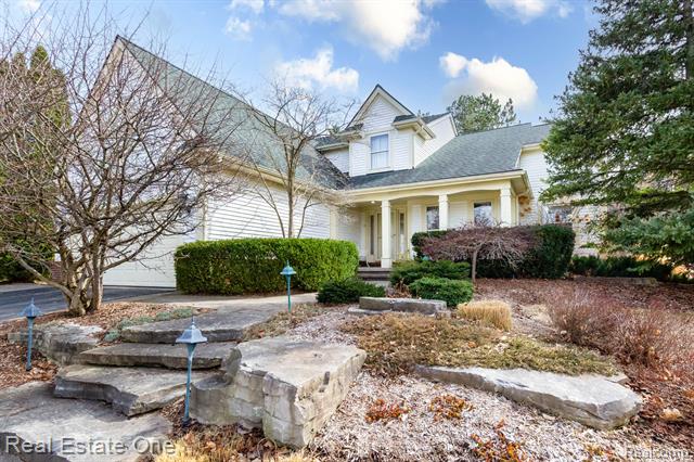 front view picture of 490 Franklin Lake Cir, Oxford, MI. 48371