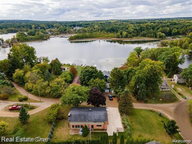 front view picture of 2728 Devonshire Rd, Leonard, MI. 48367