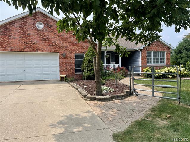 front view picture of 820 Lockwood Rd, Ortonville, MI. 48462