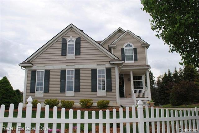 front view picture of 1123 Fountain View Ln, Oxford, MI. 48371