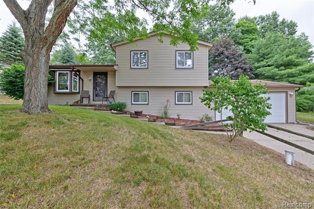 front view picture of 1731 Dunwoodie St, Ortonville, MI. 48462
