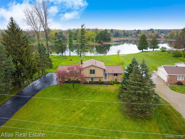 front view picture of 1365 Thistleridge Dr, Holly, MI. 48442