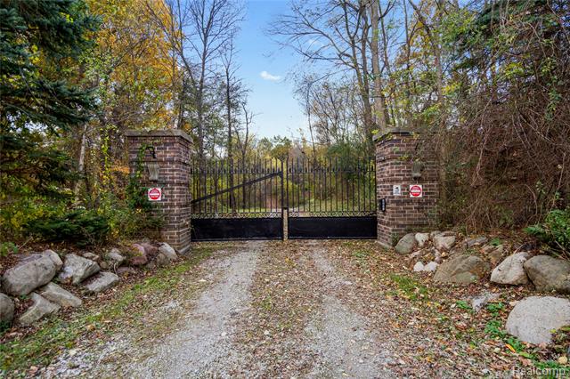 front view picture of 2631 Lakeville Rd, Oxford, MI. 48370