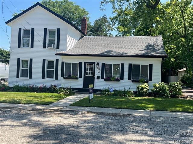 front view picture of 32 East St, Oxford, MI. 48371