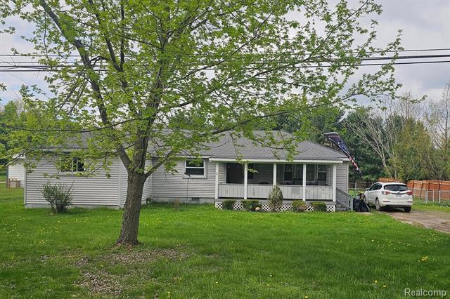 front view picture of 904 Rowland Rd, Leonard, MI. 48367