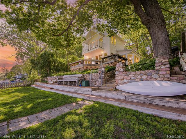 front view picture of 227 Ora Rd, Oxford, MI. 48371