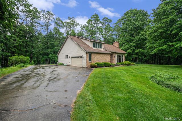 front view picture of 6375 Perryville Rd, Holly, MI. 48442