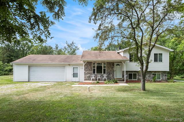 front view picture of 1490 Gage Rd, Holly, MI. 48442