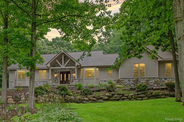 front view picture of 15301 Oak Hollow Dr, Holly, MI. 48442