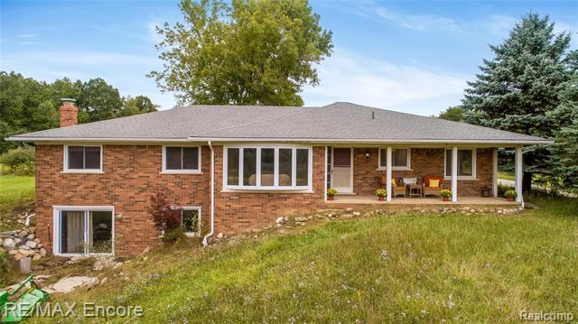 front view picture of 2666 E Oakwood Rd, Oxford, MI. 48370