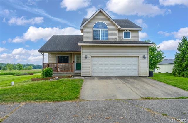 front view picture of 2102 Oakwood Rd, Ortonville, MI. 48462