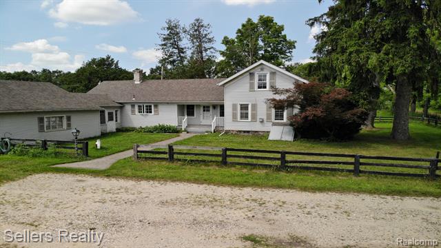 front view picture of 8162 Groveland Rd, Holly, MI. 48442