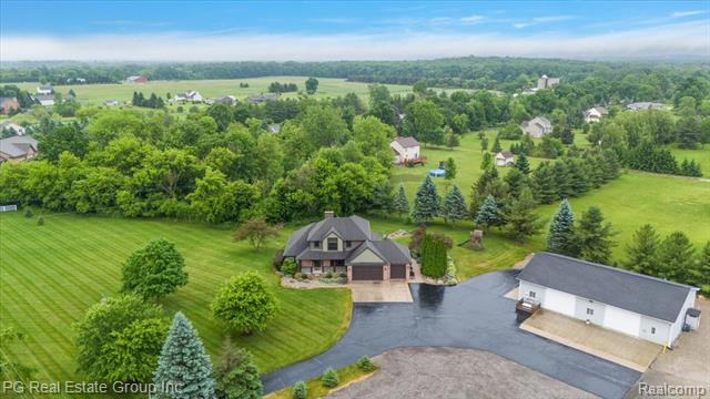 front view picture of 4888 Oakwood Rd, Ortonville, MI. 48462