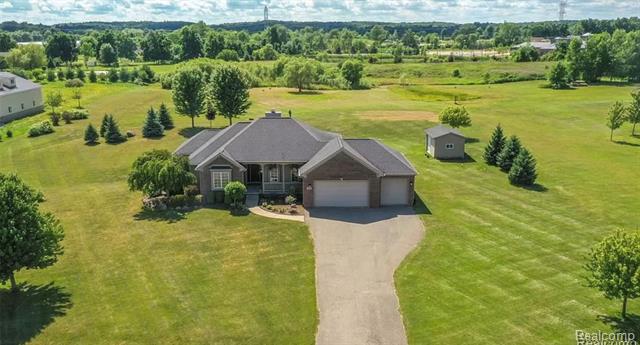 front view picture of 203 Dena Marie Dr, Ortonville, MI. 48462