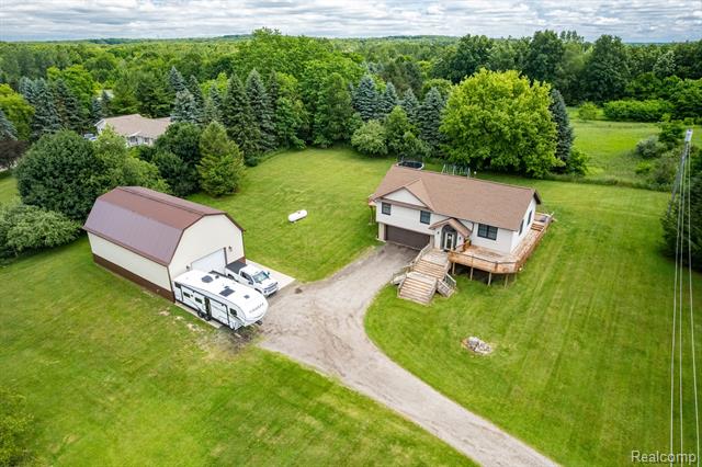front view picture of 5401 Oakwood Rd, Ortonville, MI. 48462
