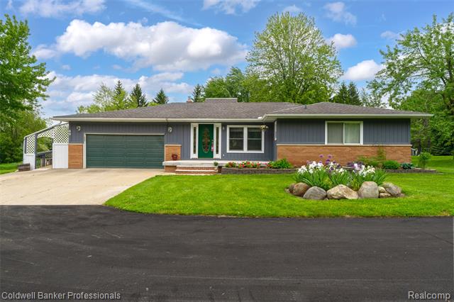 front view picture of 60 E Oakwood Rd, Oxford, MI. 48371