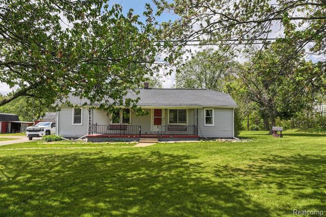 front view picture of 11010 N Holly Rd, Holly, MI. 48442