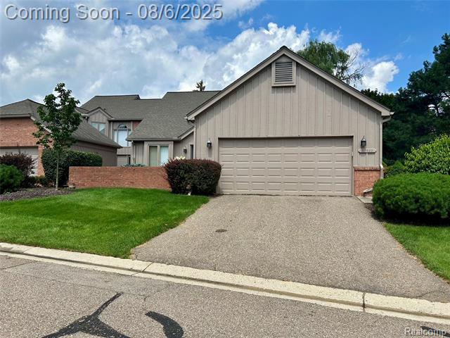 front view picture of 37622 Russett Dr, Farmington, MI. 48331