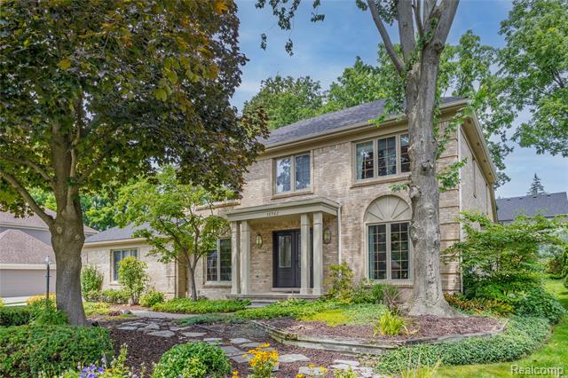 front view picture of 38982 Plumbrook Dr, Farmington, MI. 48331