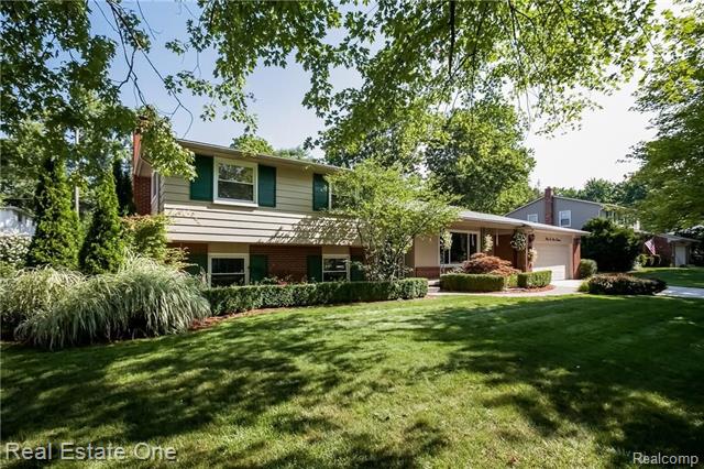 front view picture of 32314 Craftsbury Rd, Farmington, MI. 48334